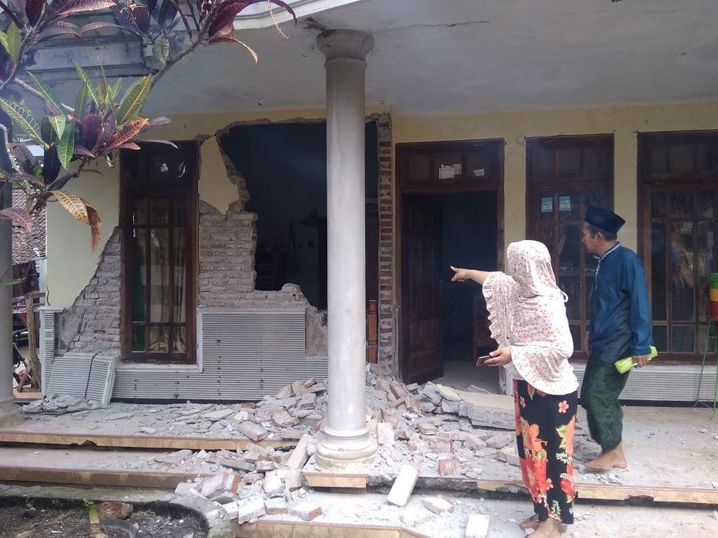 Sejumlah warga menunjukkan rumah yang mengalami kerusakan akibat gempa bumi di Kabupaten Malang pada Sabtu, 10 April 2021.