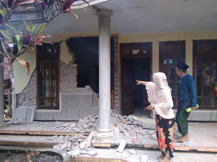 Warga menyaksikan rumah yang rusak akibat gempa di Kecamatan Turen, Kabupaten Malang, Jawa Timur, Sabtu (10/4/2021). Gempa berkekuatan kurang lebih magnitudo (m) 6,7 yang terjadi di wilayah Kabupaten Malang tersebut menyebabkan sejumlah rumah warga rusak dan goncangan di sejumlah wilayah di Jawa Timur. ANTARA FOTO/STR/SA/aww.