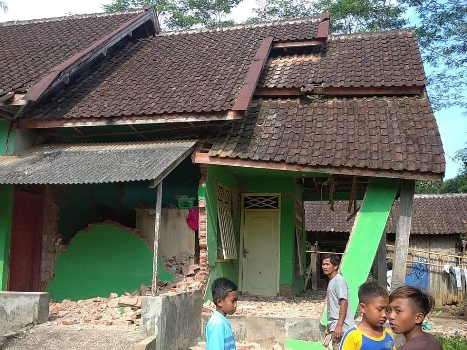 Satu di antara rumah warga yang mengalami kerusakan di bagian dingding akibat gempa bumi di Kabupaten Malang pada Sabtu, 10 April 2021.