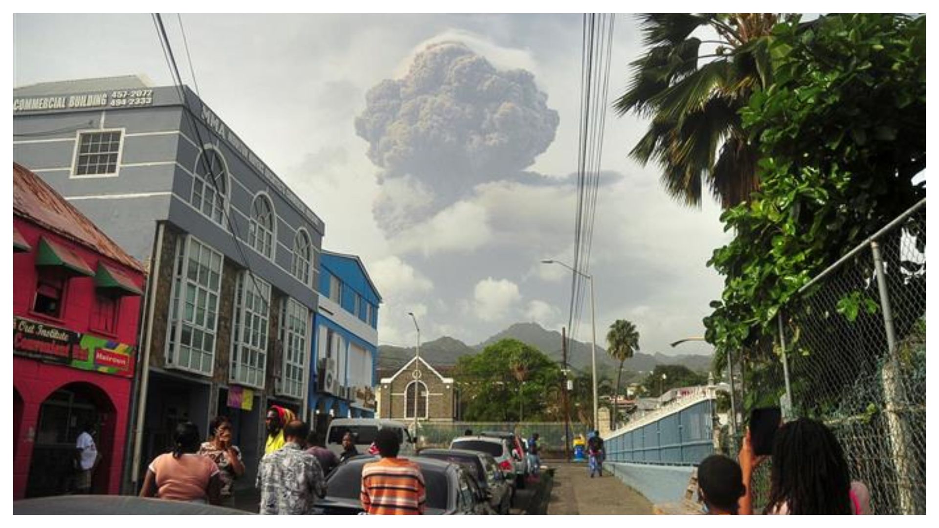 Gumpalan asap terlihat setelah Gunung berapi La Soufriere meletus.