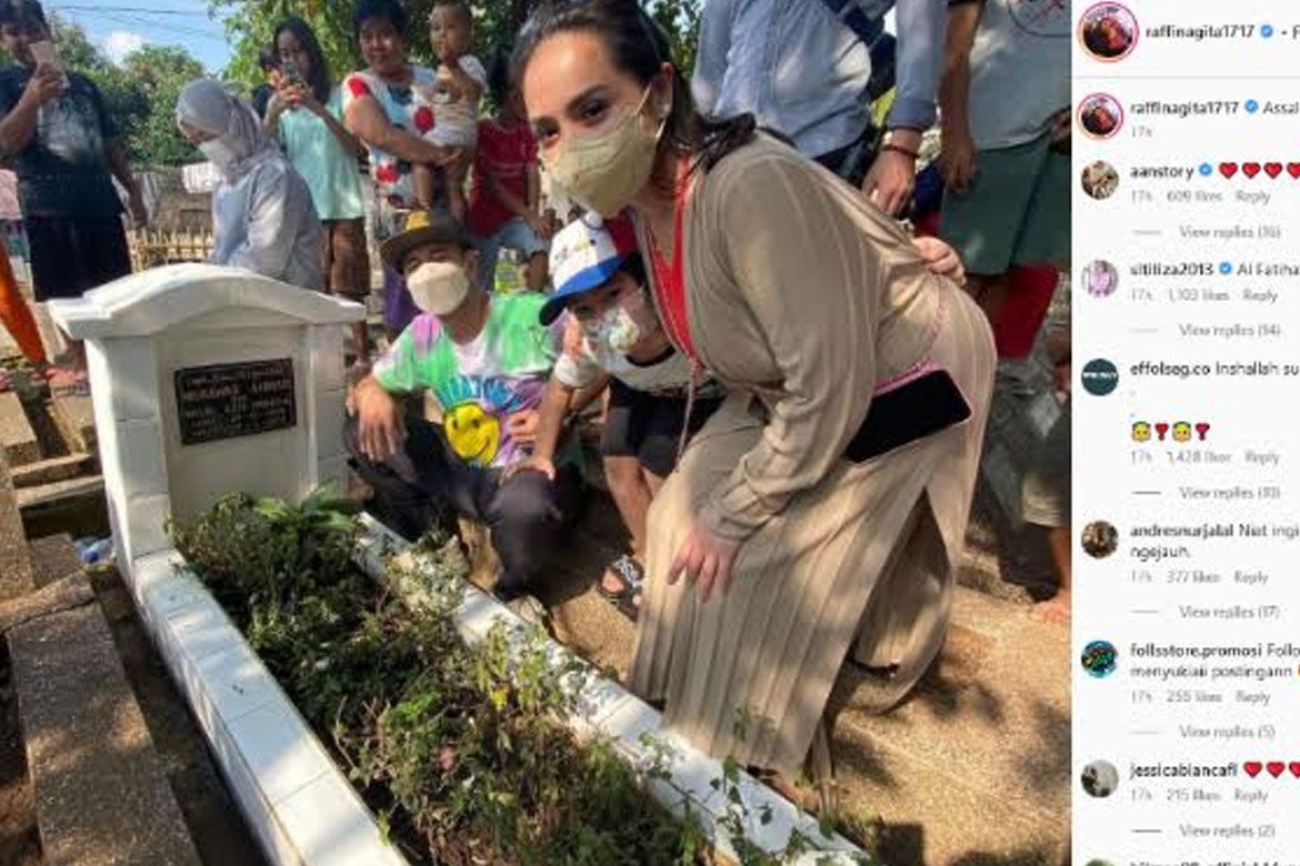 Unggahan saat Nagita Slavina di makam mertuanya