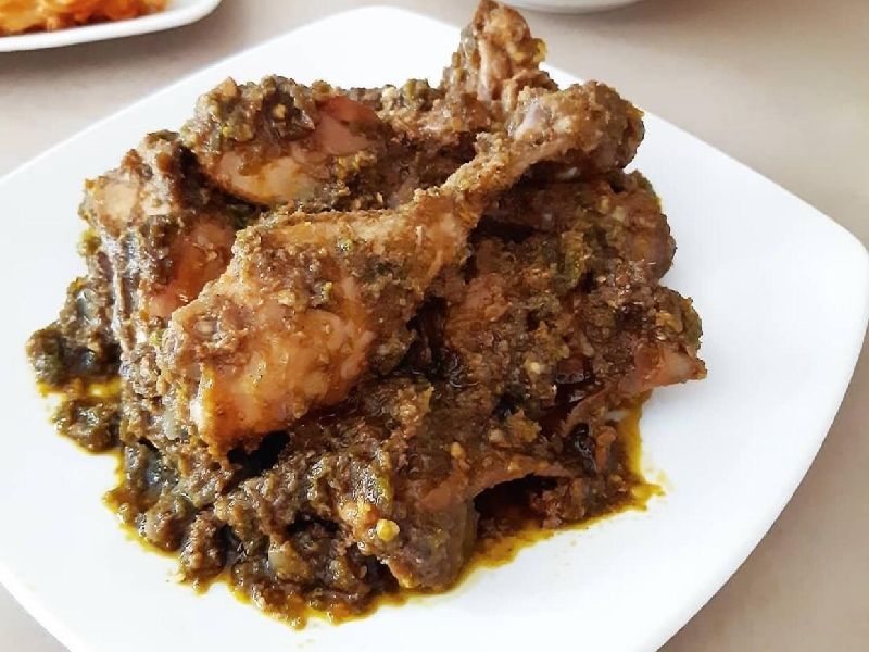 Menu sahur Ramadhan: ayam sambal ijo khas Padang yang cocok disantap bersama keluarga.