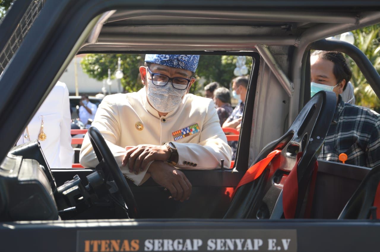  Gubernur Jawa Barat, Ridwan Kamil saat melihat  Konversi Kendaraan Roda 3 Itenas.