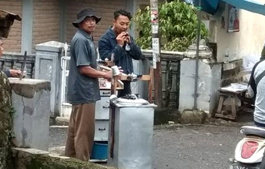 Penjual mie baso tanggungan yang berkeling di Lembang, utara Bandung/Kodar Solihat/DeskJabar