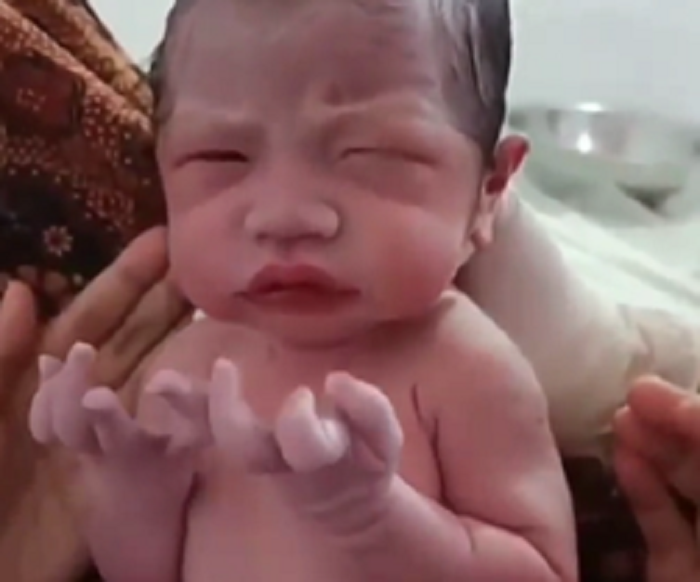 Viral Video Seorang Bayi Mengangkat Kedua Tangannya Seolah Sedang Berdoa.*