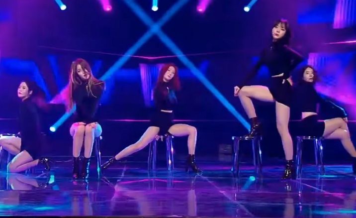 Brave Girls membawakan lagu Rollin’ dalam panggung Comeback Stage M!Coutndown. dari tangkapan layar kanal Youtube M-Net KPOP.