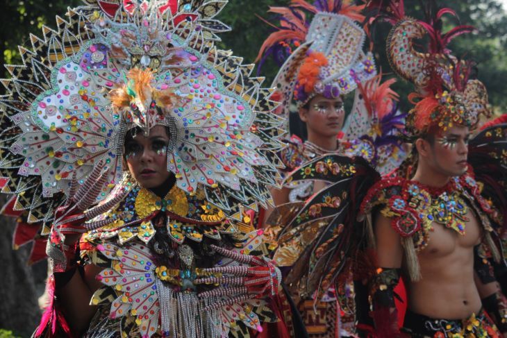 Event budaya Kemilau Nusantara yang diselenggarakan setiap tahunnya di Jawa Barat mempertemukan ribuan pelaku seni budaya di Jawa Barat maupun tanah air dalam upaya pelestarian seni budaya pendukung sektor pariwisata.