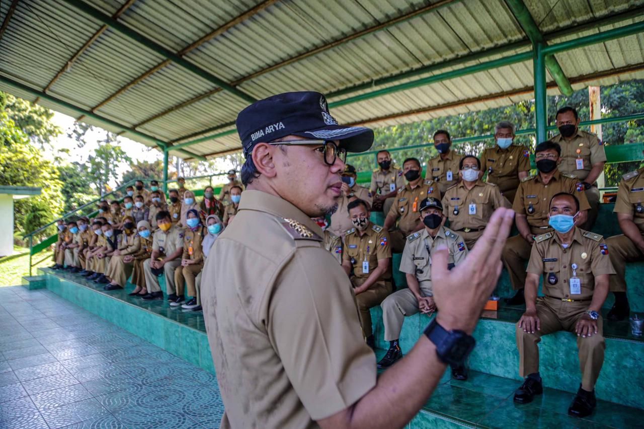 Wali Kota Bogor Bima Arya saat melakukan briefing staf terkait antisipasi lonjakan pasien Covid-19 di bulan Ramadhan.
