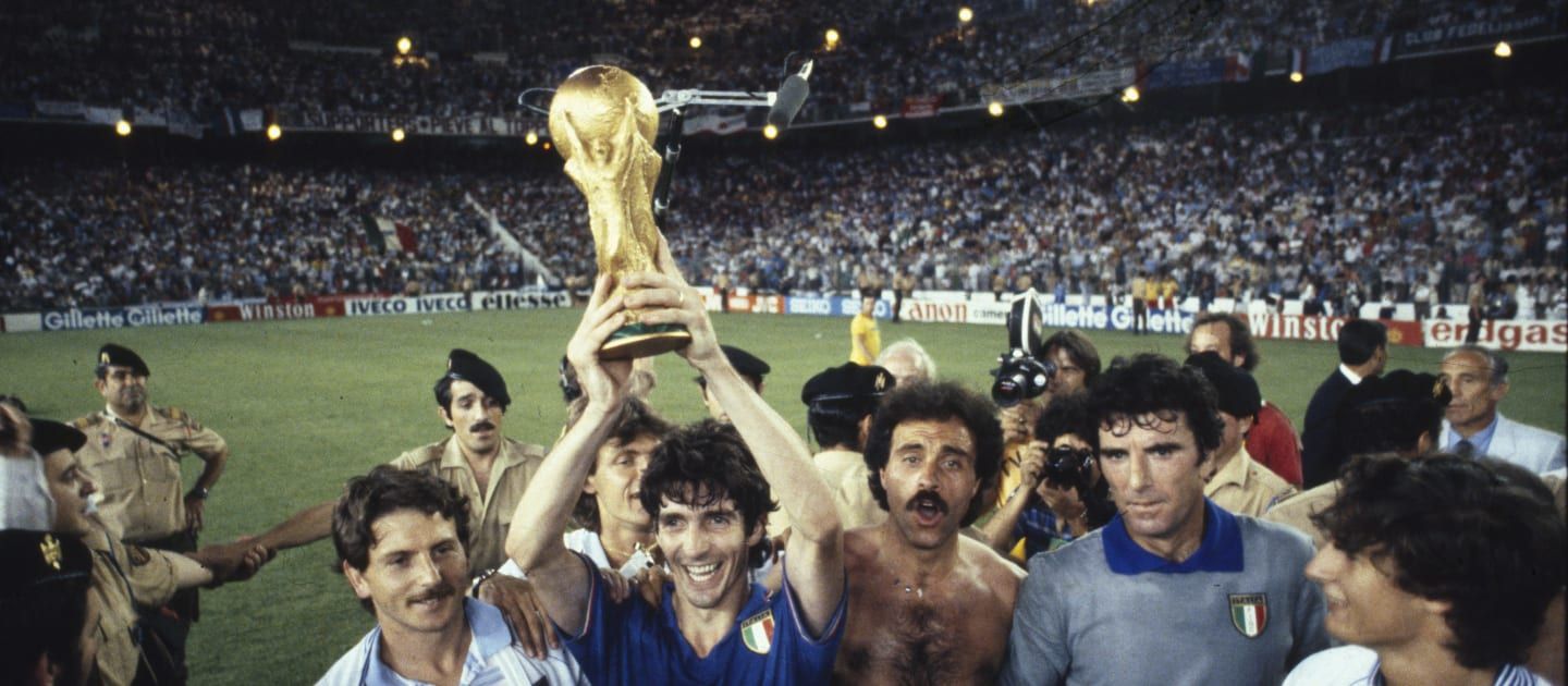 Pemain Italia, Paolo Rossi mengangkat thropy Piala Dunia  1982, setelah Italia mengalahkan Jerman Barat 3-1 oada final, di  Madrid, Spanyol 11 Juli 1982. Dok FIFA