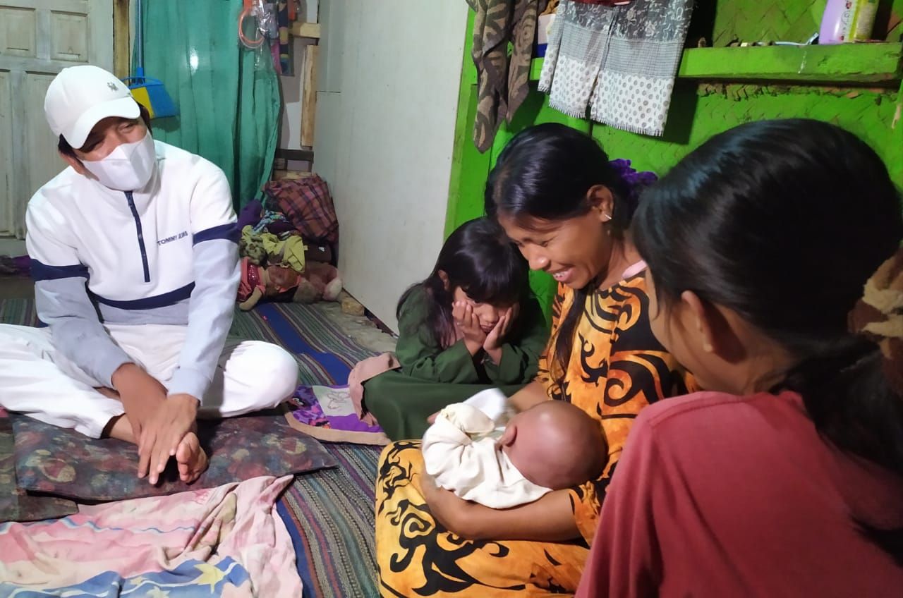 Anggota DPR RI Dedi Mulyadi mendatangi rumah keluarga Dedi Supriatna dan istrinya, Tuti Sarimanah, di Kampung Cilodong, Kecamatan Bungursari, Kabupaten Purwakarta, Selasa, 13 April 2021./dok. Dedi Mulyadi