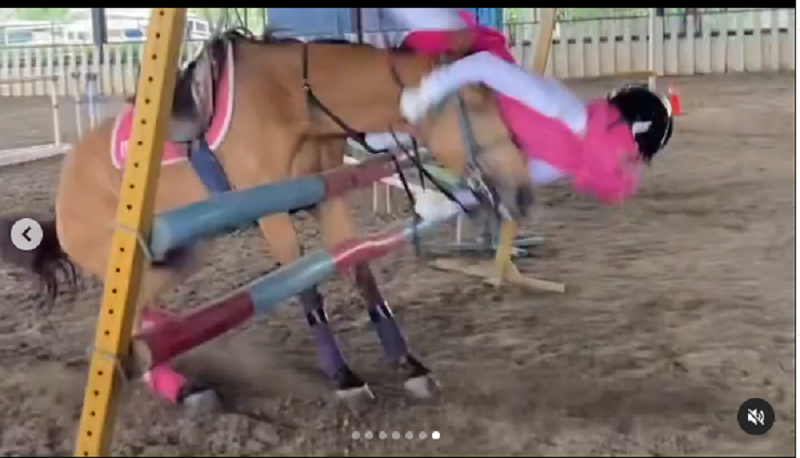 Inilah Momen Ria Ricis Jatuh dari Kuda yang Bikin Ngilu, Netizen: Jangan Lupa Habis itu Badannya Diurut Ya!