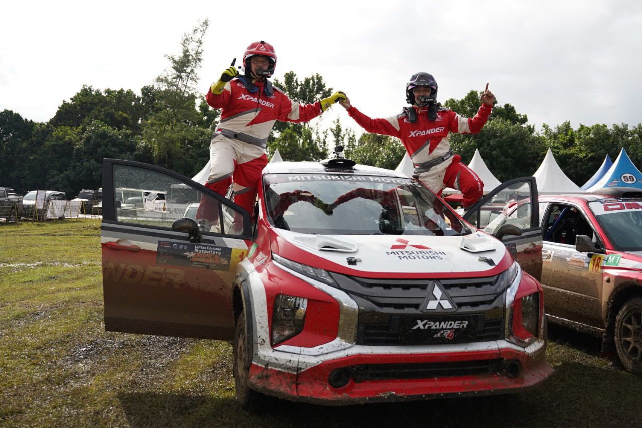  Pasangan pereli tangguh tanah air, Rifat Sungkar / M. Redwan yang memacu kendaraan tangguh, Mitsubishi Xpander AP4 mewakili XPANDER Rally Team, tampil mengesankan dan berhasil juara di event Fortuna Nusantara Tropical Sport Rally 2021.