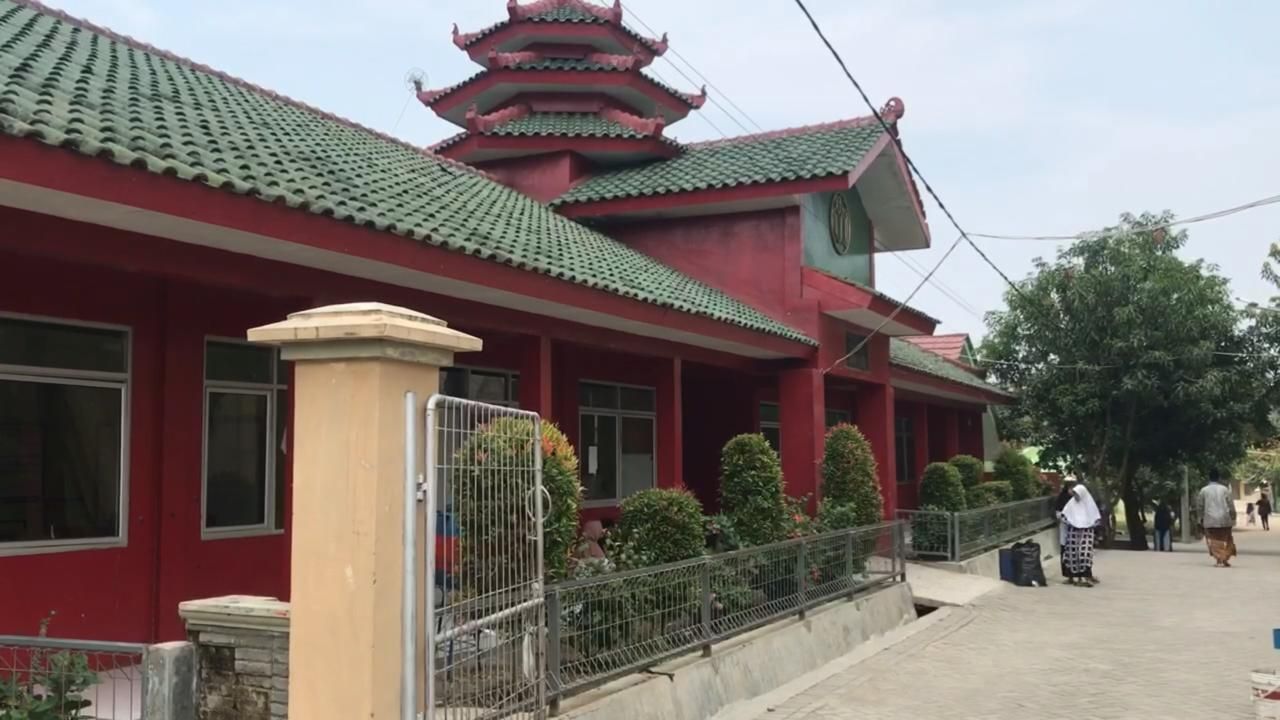  Pondok Pesantren Desa Weragati, Kecamatan Palasah, Kabupaten Majalengka yang nampak berbeda, bangunannya menyerupai pagoda dan dicat merah menyala seperti kelenteng.