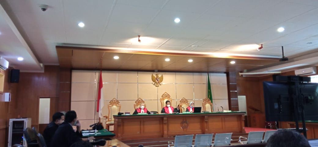 Suasana persidangan Anggota DPRD Jabar Abdul Rozaq Muslim yang digelar di Pengadilan Tipikor Bandung Rabu 14 April 2021