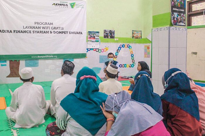 Pada Program Taman Belajar Dompet Dhuafa Jawa Timur bersama dengan Adira Finance Syariah ini siswa siswi pesantren pesantren Jauharotul Hikmah bisa menikmati WiFi gratis.