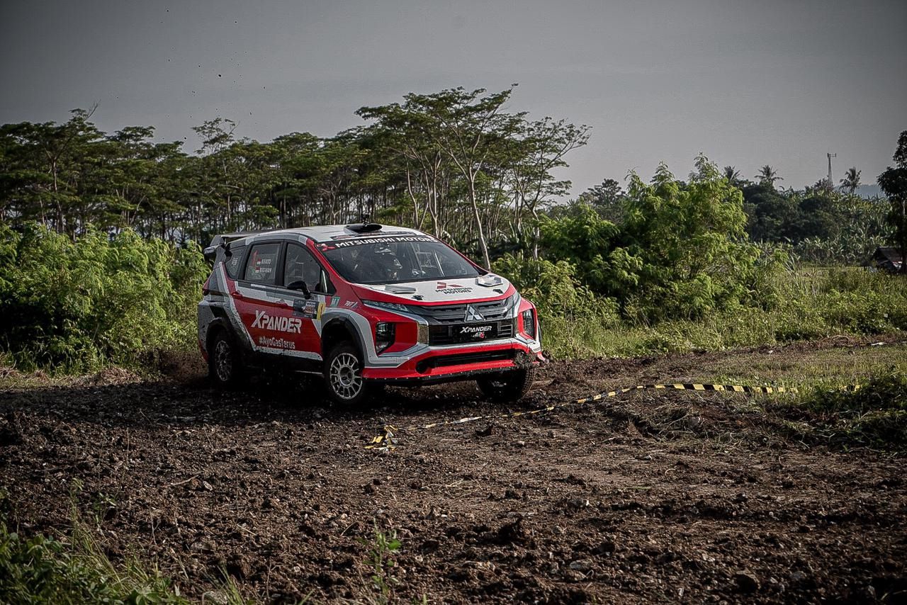   Memacu Mitsubishi Xpander AP4, Rifat Sungkar dengan navigator M. Redwan berhasil juara dan naik podium tertinggi di Ajang Fortuna Nusantara Tropical Sport Rally 2021.