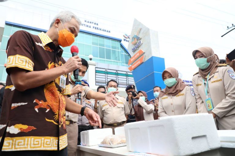 Gubernur Jawa Tengah Ganjar Pranowo saat melepas produk ikan dan laut Jateng senilai Rp52 Miliar