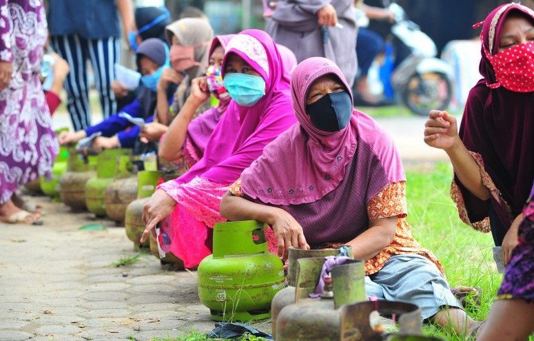 Tak seperti beli BBM bersubsidi Pertalite dan Solar yang harus pakai aplikasi MyPertamina, beli LPG 3 kg atau gas melon cukup dengan menunjukkan KTP atau Kartu Tanda Penduduk. 