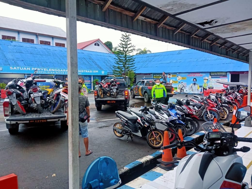 Puluhan sepeda motor yang digunakan untuk balap liar diamankan di kantor Satlantas Polres Kotamobagu