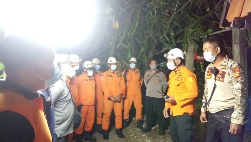 Tim SAR gabungan seusai  mengevakuasi sesosok mayat dalam sumur di Abiansemal Badung Bali Kamis 15 April 2021.