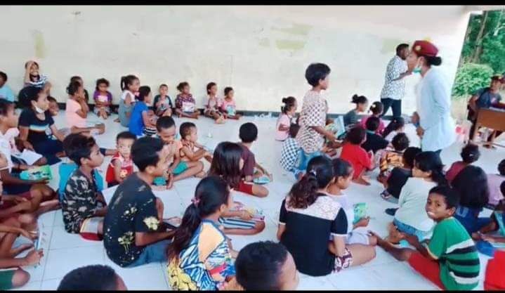 Aktivis PMKRI Alor menghibur anak-anak terdampak bencana  banjir di Waisika