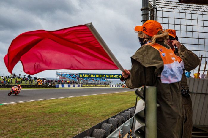 Bendera yang biasanya digunakan marshal untuk memberitahukan sebuah kejadian di MotoGP akan digantikan model digital. 