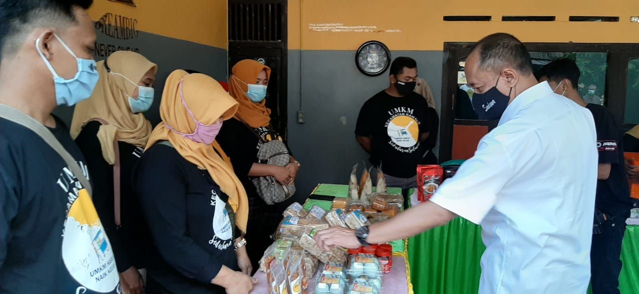 Wabup Banyumas Sadewo Tri Lastiono di Kampung Ramadhan Keren, Rawalo, Jum'at 16 April 2021.