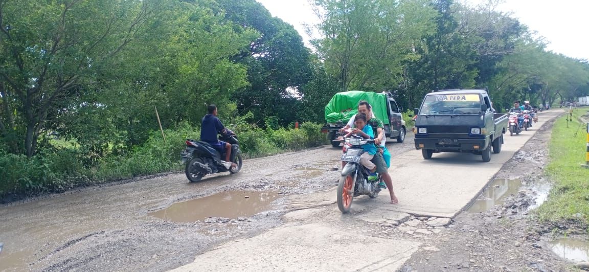 Tak Kunjung Diperbaiki, Bupati Dinilai Lamban Atasi Kerusakan Jalan Larangan-Songgom