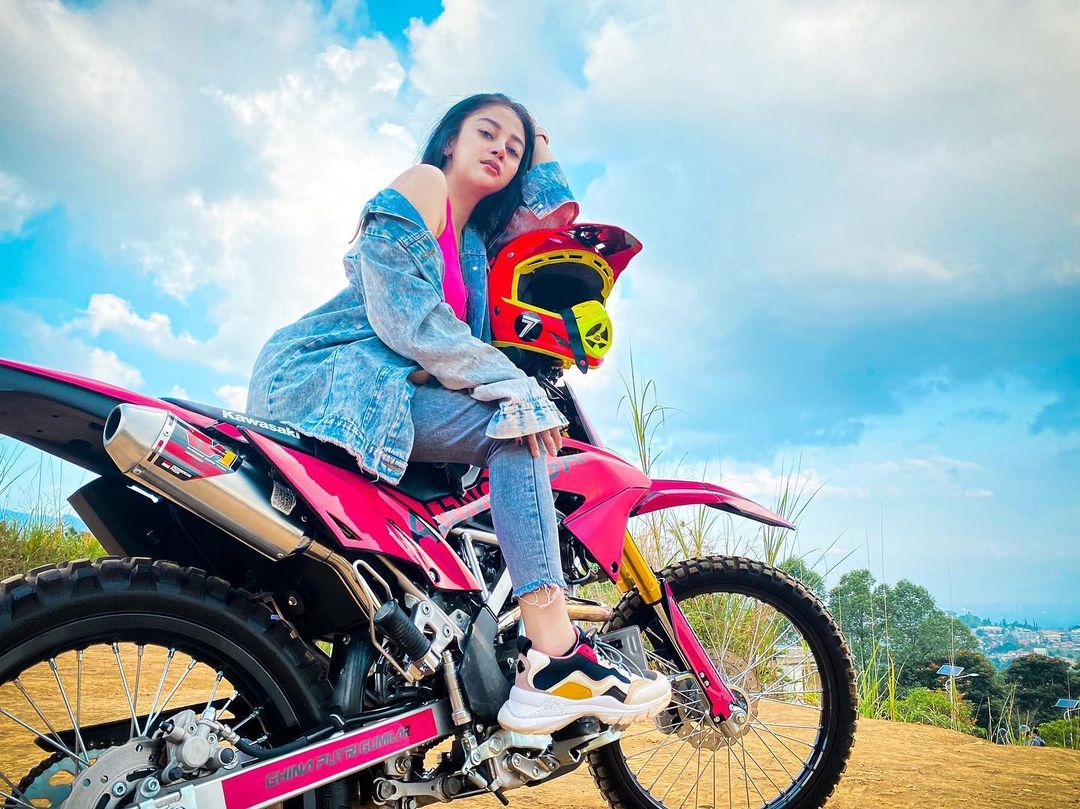 Ghina Kamila memiliki hobi motor trail.