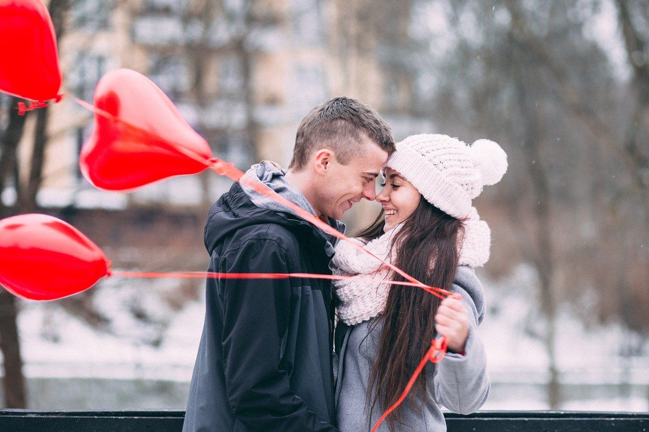 Coba 10 Trik Psikologi Ini Agar Pria Mudah Jatuh Cinta Pada Anda Gunakan Baju Merah Salah Satunya Mantra Sukabumi