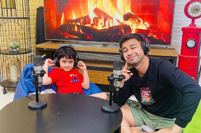Rafathar menjadi host podcast bersama ayahnya, Raffi Ahmad. /Instagram/@raffinagita1717