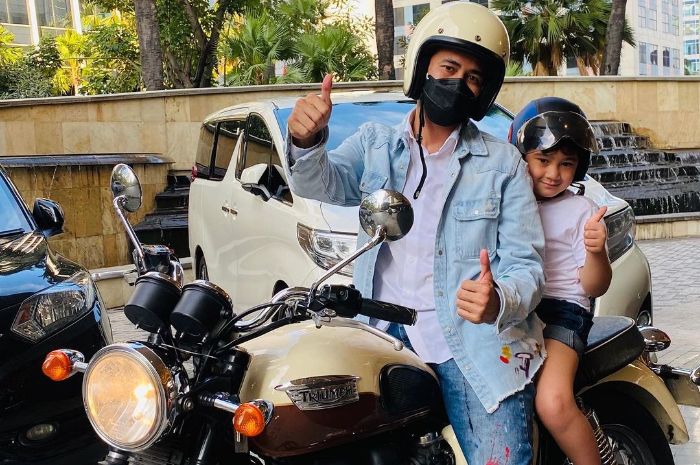 Rafathar saat naik motor bersama Raffi Ahmad. /Instagram/@raffinagita1717