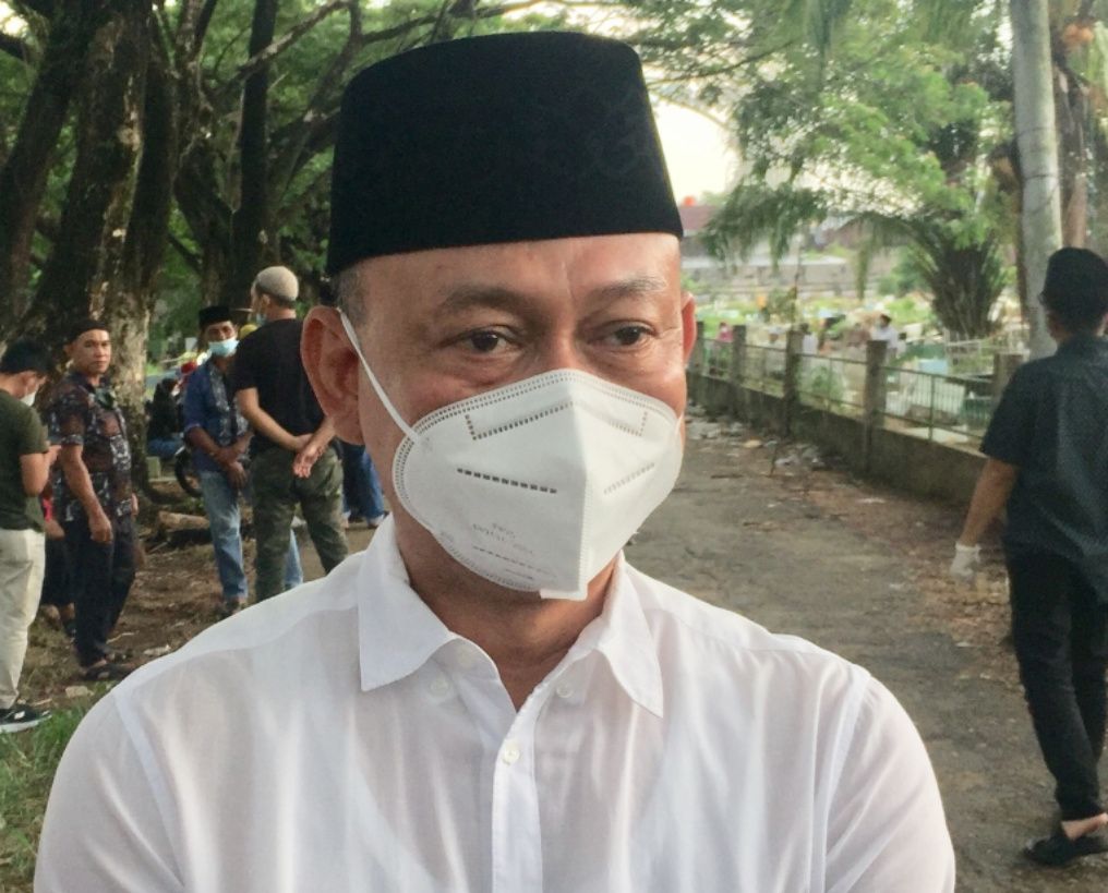 Wali Kota Edi Kamtono saat menghantar kepergian Ibunda Gubernur Kalbar Sutarmidji di pemakaman muslim Gang Tengah