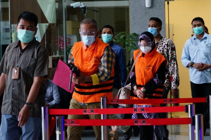 KPK saat melakukan penahanan terhadap Wakil Ketua DPRD Jabar Ade Barkah Surahman dan Siti Aisyah Tuti Handayani mantan anggota DPRD Jabar