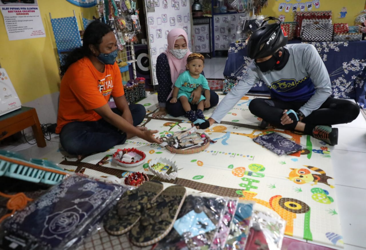Ganjar Pranowo saat mengunjungi pelaku UMKM pengolah limbah 'Narraya Creation' di Gajahmungkur Semarang 