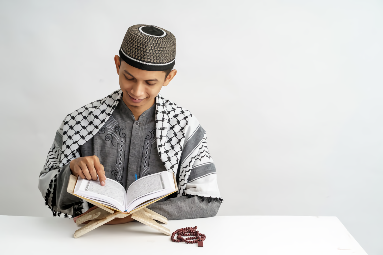 Полный коран читает. Қуръон тиловати. Человек читает Коран. Чтение Корана от колдовства. Чтение Корана страница 603-604.