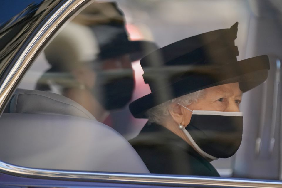 Ratu Elizabeth terlihat duduk terpisah dari anggota keluarga pada upacara pemakaman Pangeran Philips pada 18 April 2021.*