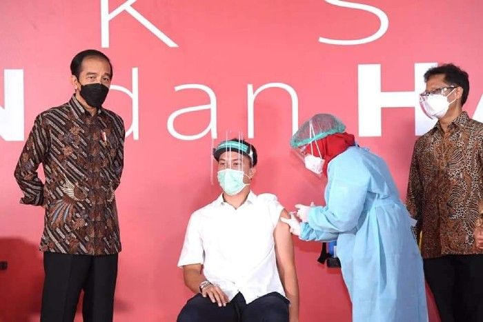 Presiden Joko Widodo dan Menteri Kesehatan Budi Gunadi meninjau vaksinasi Covid-19 untuk seniman dan budayawan. 