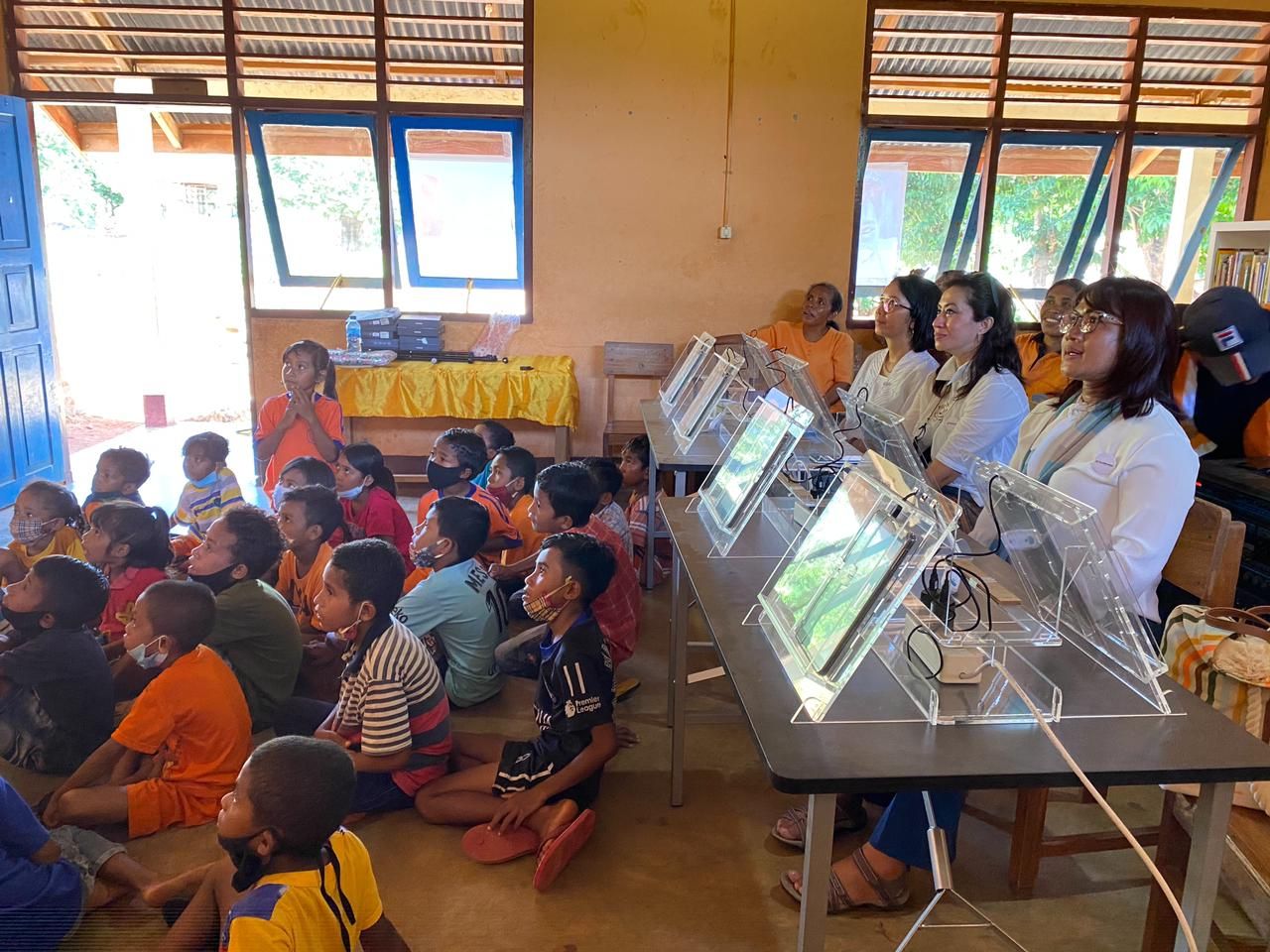 Para pengurus Yayasan Stasiun Baca Nusantara memberikan pendampingan bagi anak-anak di Desa Balaweling II, Flotim.