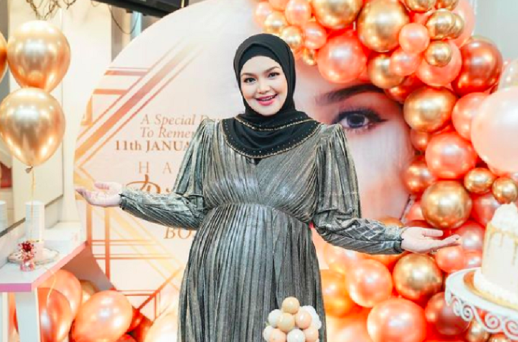 Penyanyi Malaysia yang juga terkenal di Indonesia, Siti Nurhaliza, baru saja melahirkan anak ke-2 di bulan Ramadhan 2021.