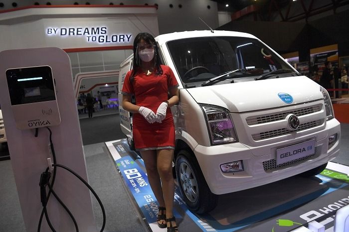 Mobil listrik DFSK Gelora E yang dipamerkan dalam IIMS Hybrid 2021 di JiExpo Kemayoran, Jakarta, Minggu, 18 April 2021. 