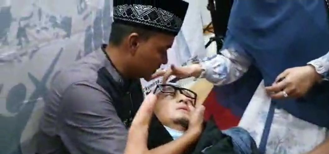 Ustaz Zacky Mirza tiba-tiba pingsan saat mengisi ceramah di Siak, Pekanbaru pada Minggu 18 April 2021.*