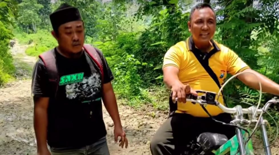 17 Tahun Jadi Guru Honorer, Andik Habiskan 10 Motor Demi Mengajar di