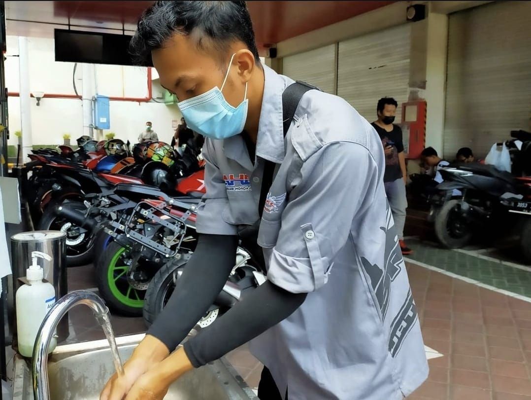Patuhi protokol kesehatan covid-19 diantaranya pakai masker dan cuci tangan