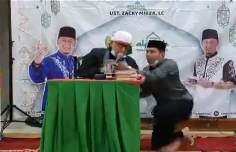 Ustadz Zacky Mirza saat terkulai akan pingsan, spontan ditopang oleh panitia acara Ceramah, di Pekanbaru, Riau, Minggu (18/04/2021) malam.
