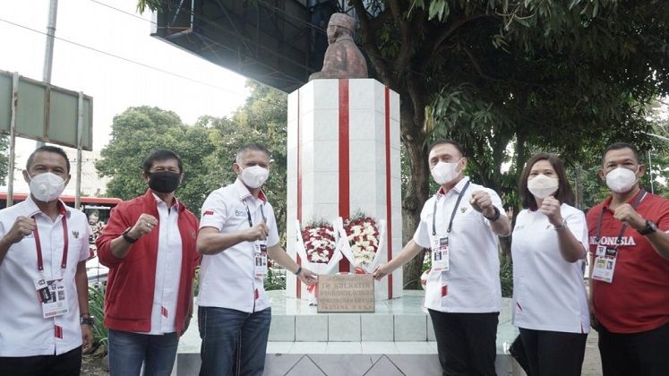 Peringati HUT ke-91, Ketua umum dan Wakil Ketum PSSI menaruh karangan karangan bunga di tugu patung Soeratin selaku Ketua Umum PSSI pertama, Senin (19/04/2021).