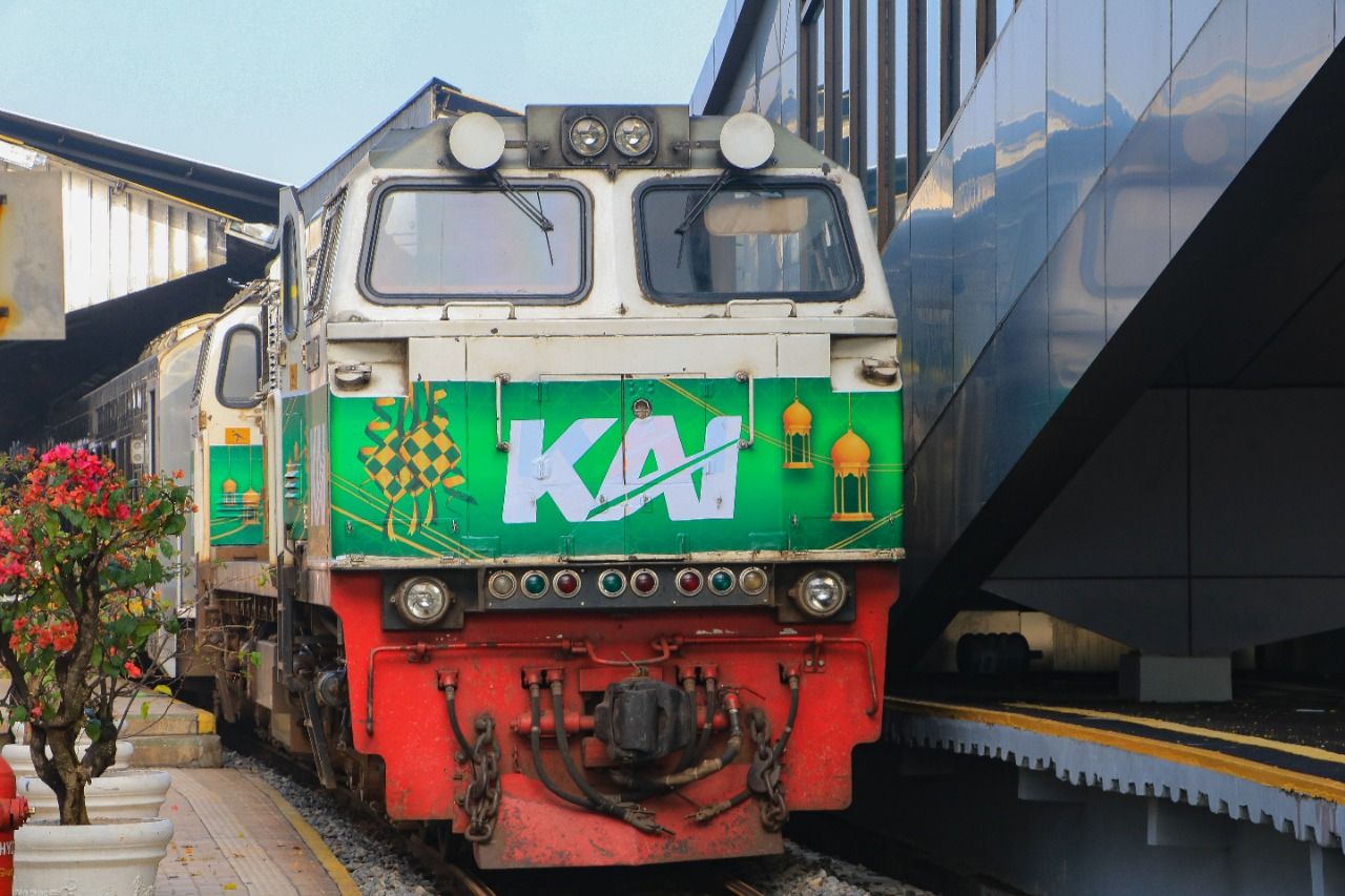 Tampilan lokomotif kereta api selama Ramadhan 2021.