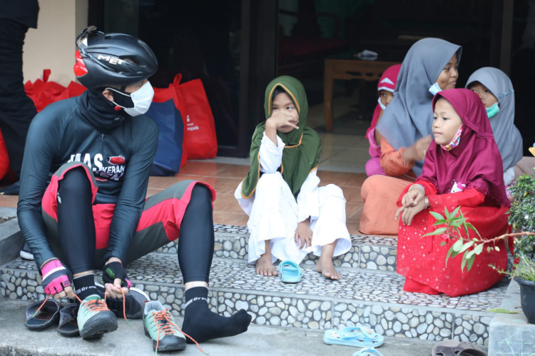 Ganjar Pranowo saat berinteraksi dengan anak panti asuhan Nurul Baet Semarang