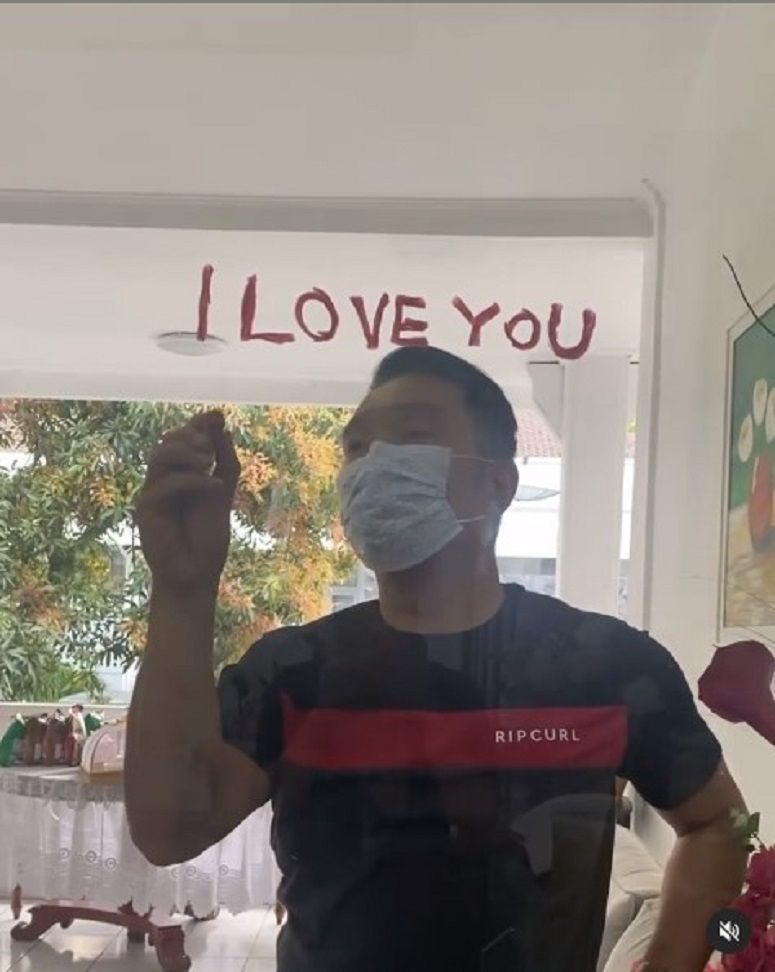 Ridwan Kamil menuliskan I Love You di kaca tempat Atalia di isolasi