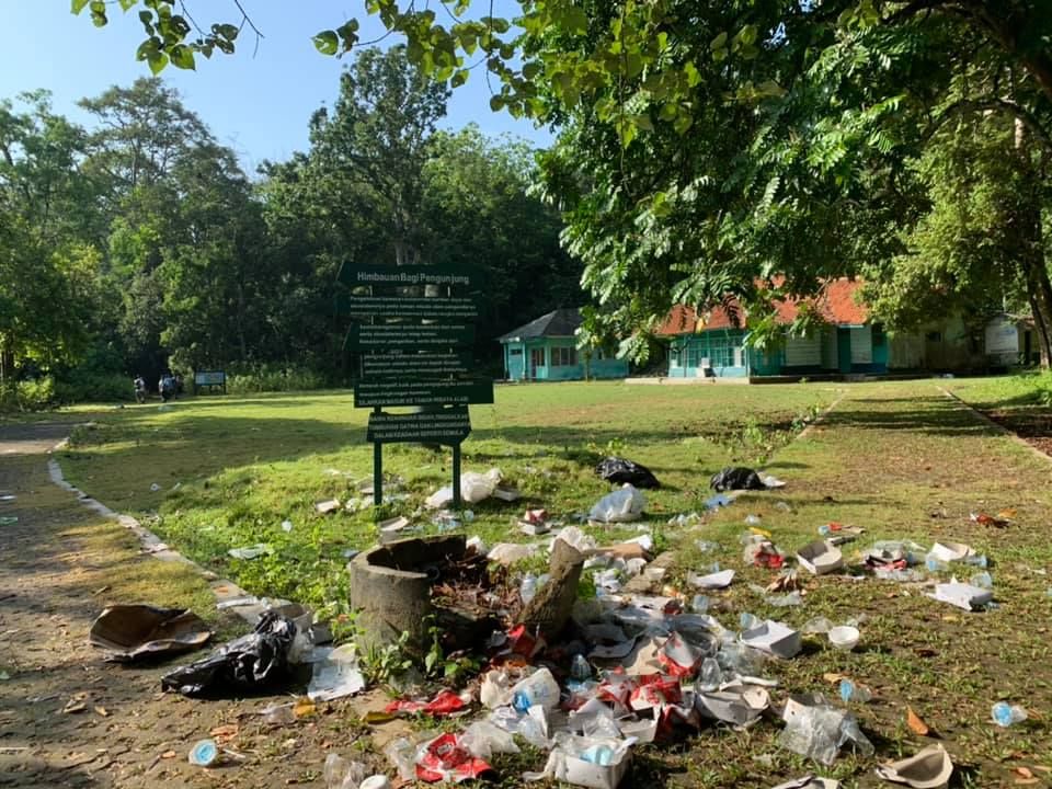 Sampah plastik berserakan di Taman Wisata Cagar Alam Pangandaran
